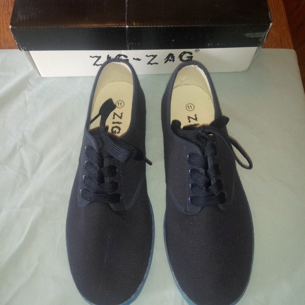 NWT Mens Zig-Zag sneakers